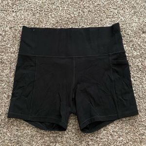 Athleta Salutation Stash Short 5”